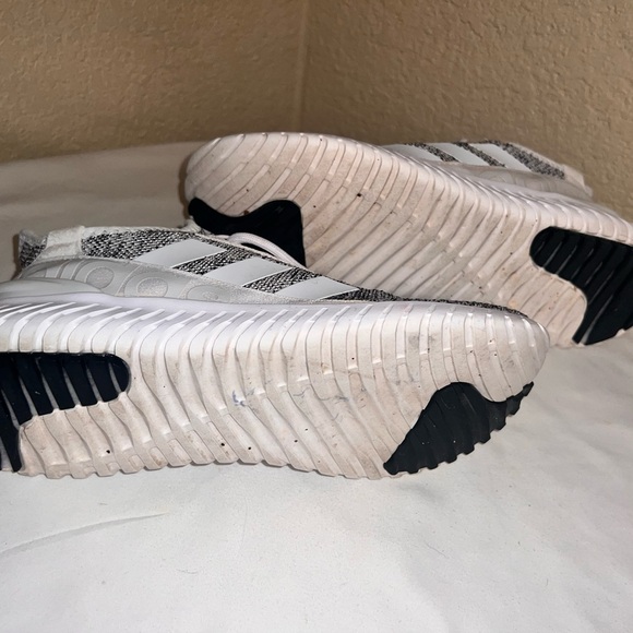 Used Men’s Adidas Tennis Shoe. - Picture 4 of 10